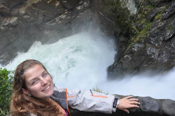 Observando o impressionante Pailón del Diablo, em Baños, no Equador